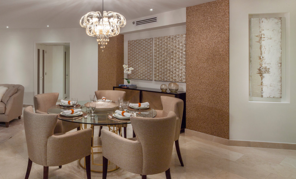 Réalisation d'une salle à manger ouverte sur le salon bohème de taille moyenne avec un mur beige, un sol en marbre et aucune cheminée.