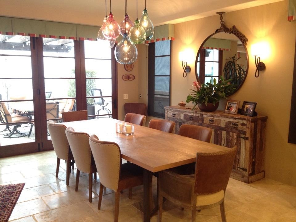 На фото: кухня-столовая среднего размера в морском стиле с бежевыми стенами и полом из известняка без камина