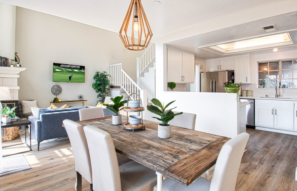 Esempio di una piccola sala da pranzo aperta verso il soggiorno stile marinaro con pavimento in vinile e pavimento marrone