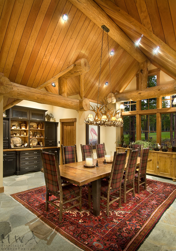 Aménagement d'une grande salle à manger ouverte sur la cuisine montagne avec un mur beige, un sol en ardoise et un sol gris.