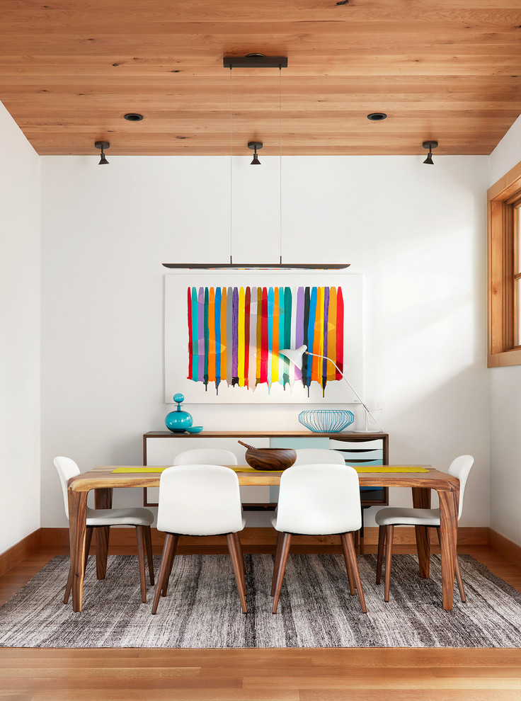 Mittelgroße Moderne Wohnküche mit weißer Wandfarbe, braunem Holzboden und braunem Boden in San Francisco