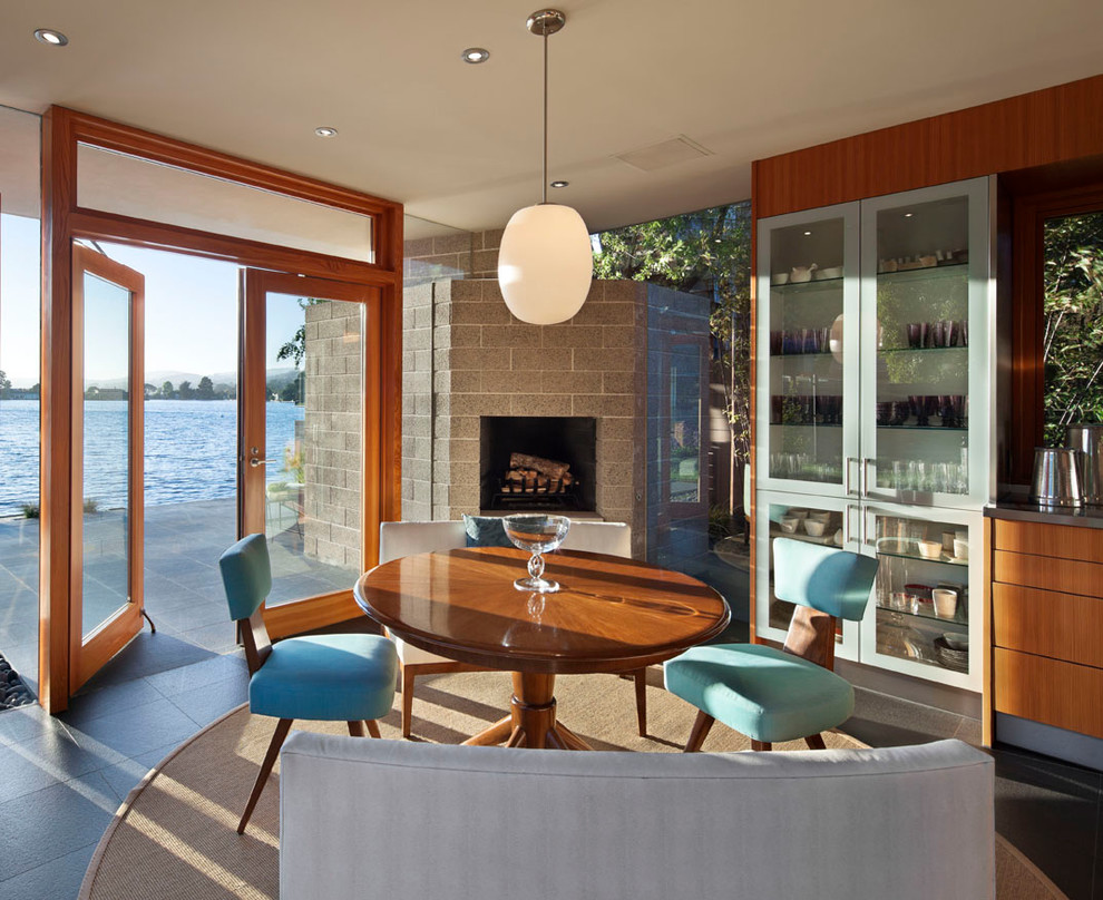 Moderne Wohnküche mit Eckkamin in San Francisco