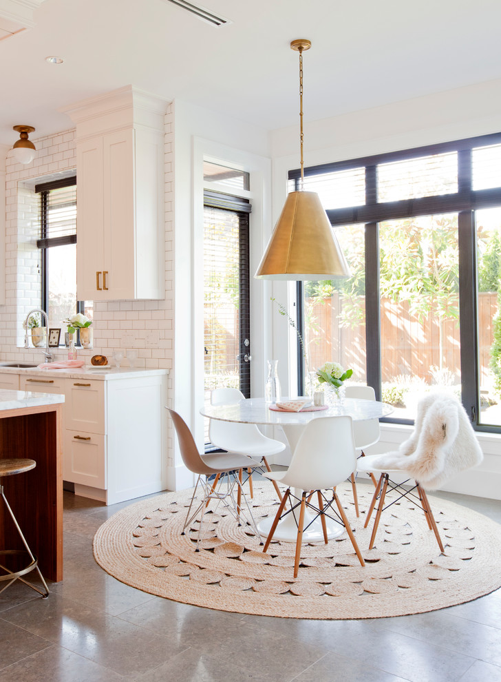 Стильный дизайн: гостиная-столовая среднего размера в стиле неоклассика (современная классика) с белыми стенами, бетонным полом и серым полом без камина - последний тренд
