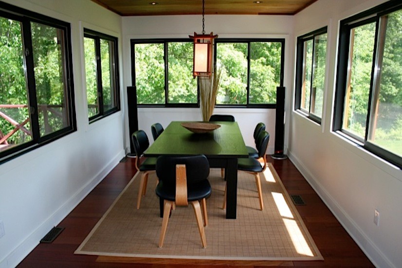 Пример оригинального дизайна: отдельная столовая среднего размера в современном стиле с белыми стенами, темным паркетным полом и коричневым полом без камина