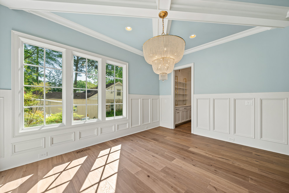 Geschlossenes, Großes Klassisches Esszimmer mit blauer Wandfarbe, braunem Holzboden, braunem Boden, Kassettendecke und vertäfelten Wänden in Raleigh