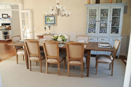 Immagine di una sala da pranzo costiera con pareti beige