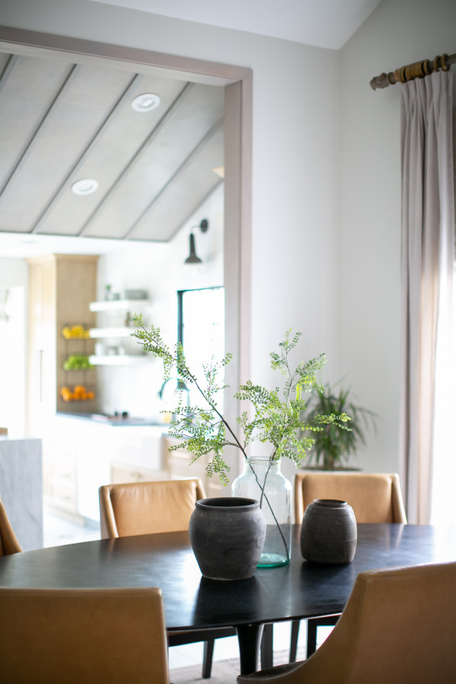 Источник вдохновения для домашнего уюта: кухня-столовая в морском стиле с деревянным полом и белым полом