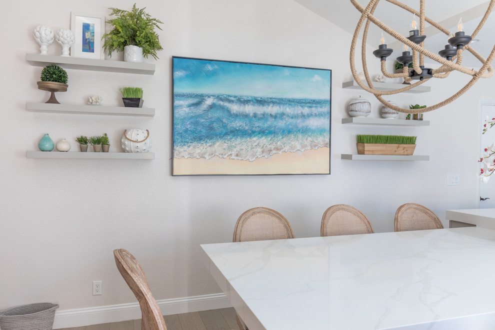 Réalisation d'une salle à manger ouverte sur le salon design de taille moyenne avec un mur gris, parquet clair et un sol marron.