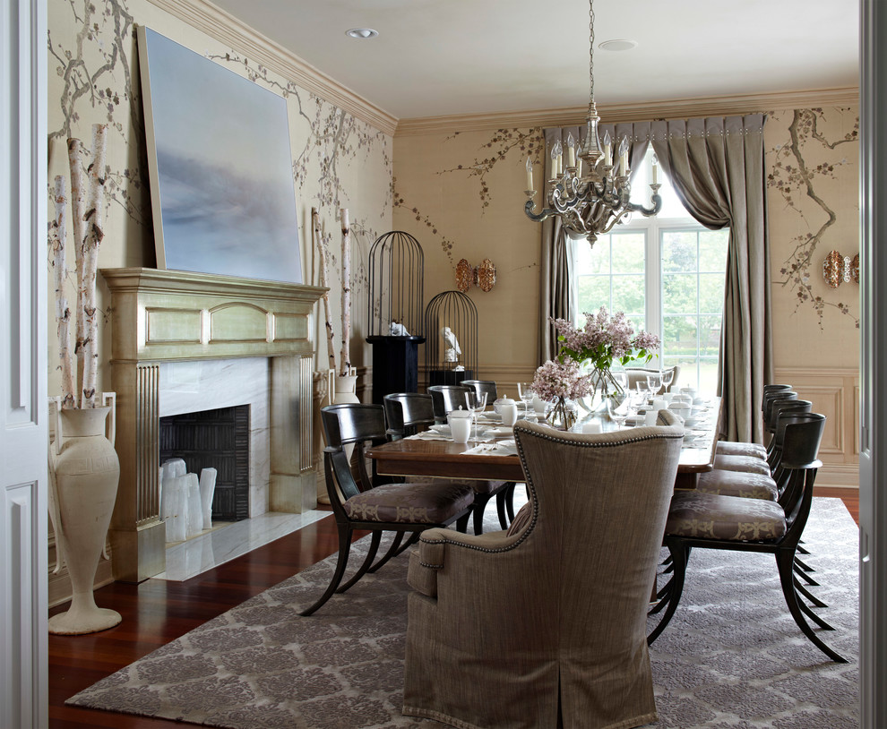 Immagine di una sala da pranzo classica con pareti beige, parquet scuro e camino classico