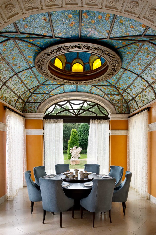 Свежая идея для дизайна: отдельная столовая в средиземноморском стиле с оранжевыми стенами, полом из травертина и коричневым полом без камина - отличное фото интерьера