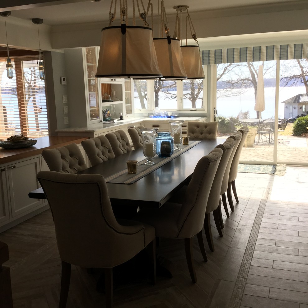 На фото: кухня-столовая среднего размера в морском стиле с полом из керамической плитки, двусторонним камином, фасадом камина из камня, синими стенами и коричневым полом с