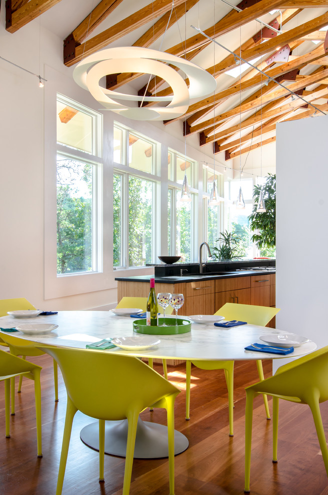Foto de comedor actual con paredes blancas y suelo de madera en tonos medios