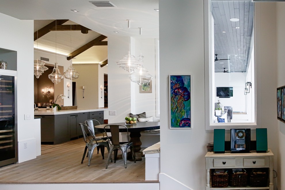 Стильный дизайн: кухня-столовая среднего размера в стиле неоклассика (современная классика) с белыми стенами, светлым паркетным полом и коричневым полом без камина - последний тренд