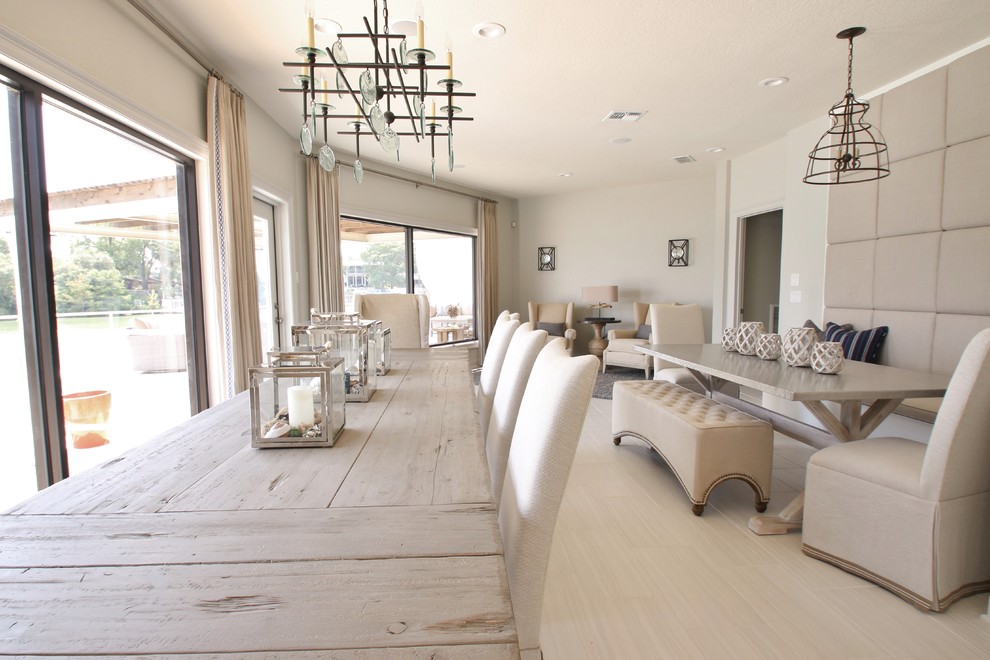 Cette image montre une salle à manger ouverte sur le salon marine de taille moyenne avec un mur beige, un sol en carrelage de porcelaine et aucune cheminée.