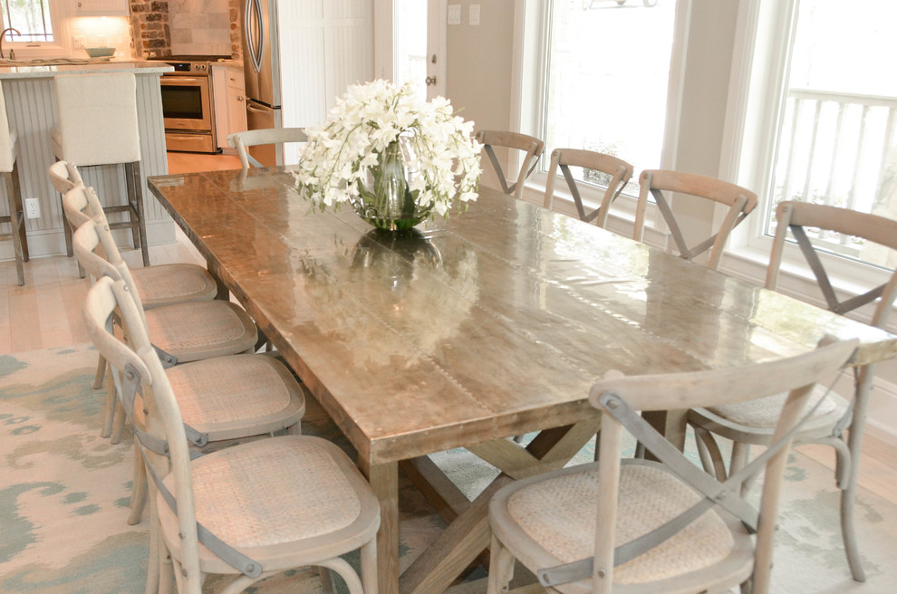 Exemple d'une grande salle à manger ouverte sur le salon nature avec un mur gris, parquet clair et un sol beige.