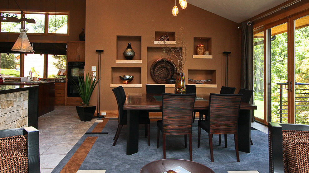 Идея дизайна: большая гостиная-столовая в стиле модернизм с коричневыми стенами и полом из керамической плитки без камина