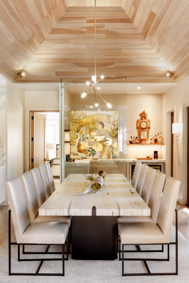 На фото: большая кухня-столовая в морском стиле с белыми стенами, светлым паркетным полом, коричневым полом, сводчатым потолком и деревянными стенами с