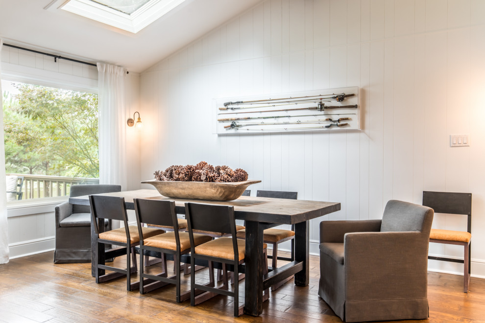 Inspiration pour une salle à manger traditionnelle avec un mur blanc, un sol en bois brun, un sol marron, un plafond voûté et du lambris de bois.