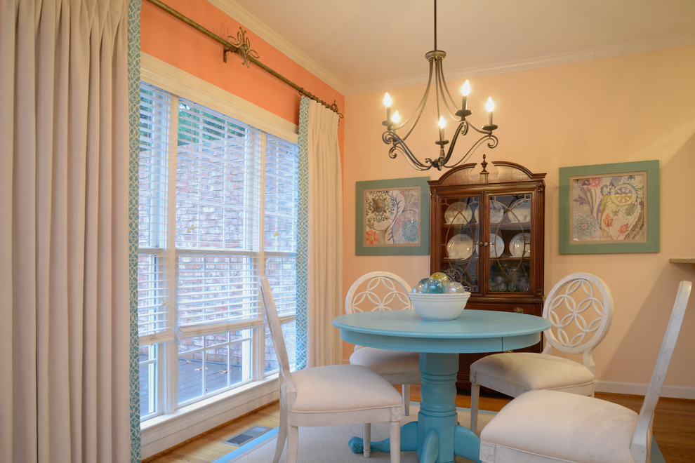 Свежая идея для дизайна: маленькая гостиная-столовая в стиле кантри с оранжевыми стенами и светлым паркетным полом без камина для на участке и в саду - отличное фото интерьера