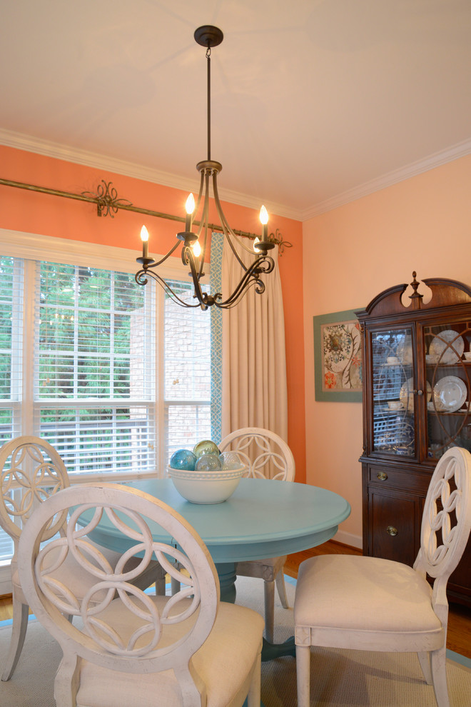 Offenes, Kleines Landhausstil Esszimmer ohne Kamin mit oranger Wandfarbe und hellem Holzboden in Raleigh