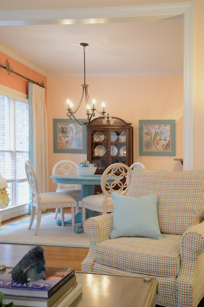 Offenes, Kleines Landhaus Esszimmer ohne Kamin mit oranger Wandfarbe und hellem Holzboden in Raleigh