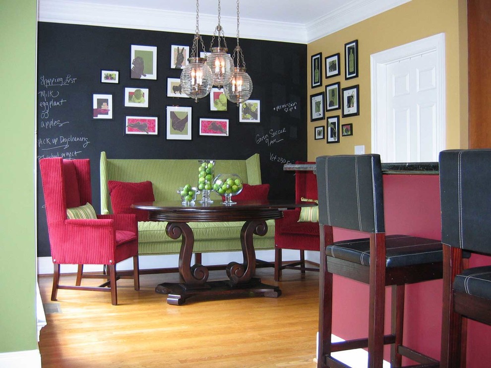 Imagen de comedor clásico renovado abierto sin chimenea con paredes amarillas, suelo de madera clara y suelo beige