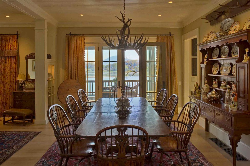 Esempio di una sala da pranzo aperta verso il soggiorno tradizionale di medie dimensioni con pareti beige, moquette, nessun camino e pavimento marrone