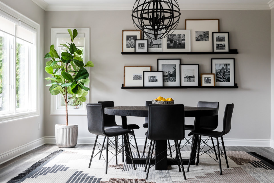 Cette image montre une grande salle à manger ouverte sur la cuisine traditionnelle avec un sol en vinyl, un sol gris et un mur gris.