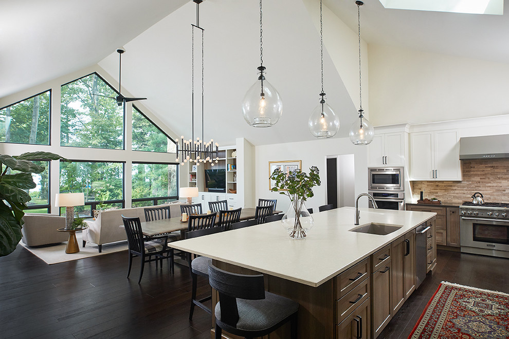 Стильный дизайн: кухня-столовая в стиле модернизм с белыми стенами, темным паркетным полом, коричневым полом, сводчатым потолком, стандартным камином и фасадом камина из кирпича - последний тренд