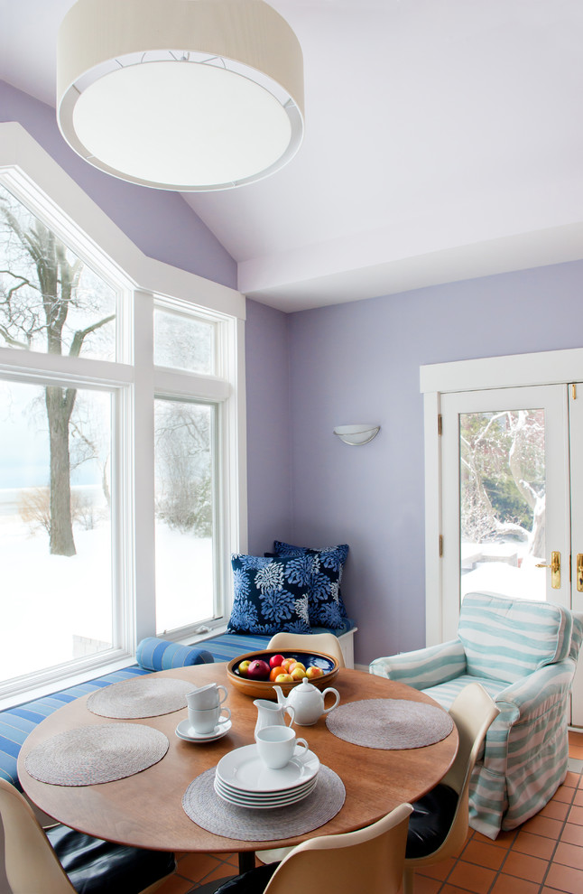 Réalisation d'une salle à manger design avec un mur violet, tomettes au sol, un sol orange et un plafond voûté.