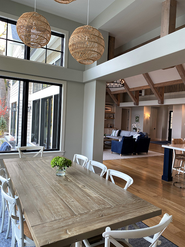 Ispirazione per una sala da pranzo aperta verso la cucina tradizionale di medie dimensioni con pavimento in legno massello medio, pavimento marrone e travi a vista