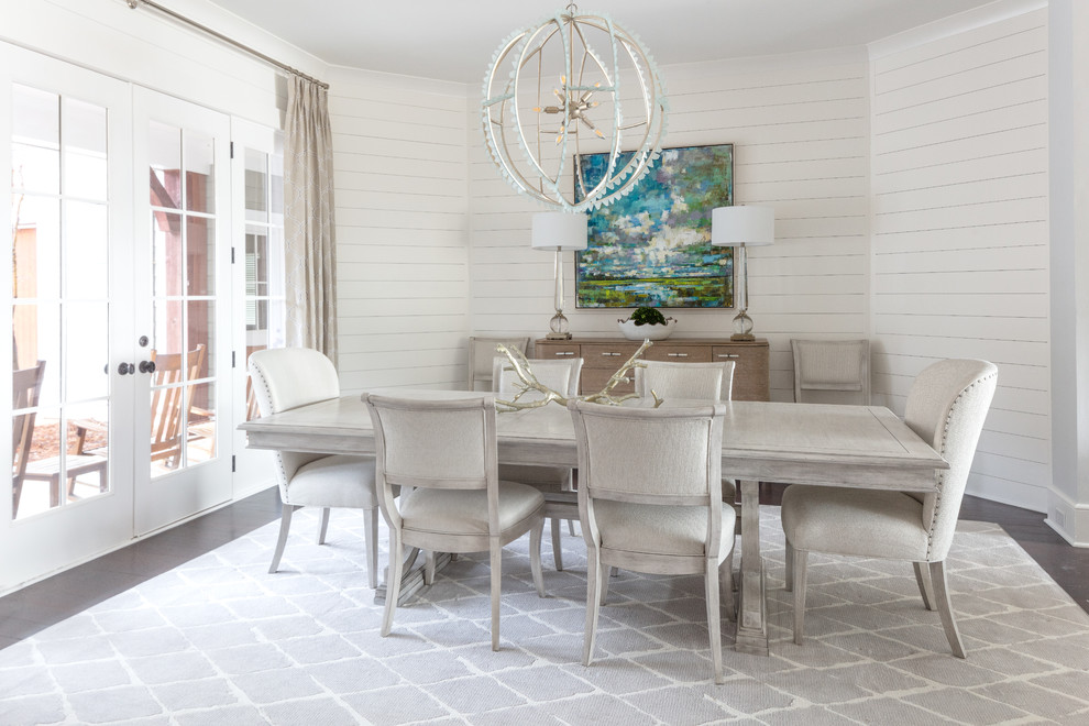 Immagine di una sala da pranzo stile marino con pareti bianche, parquet scuro e pavimento marrone