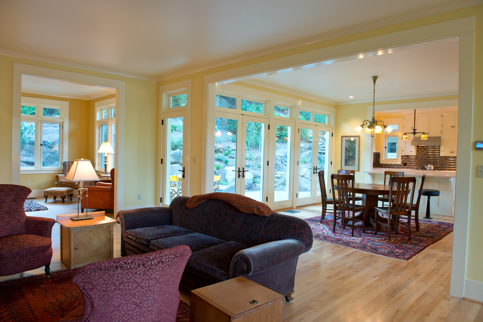 Пример оригинального дизайна: гостиная-столовая среднего размера в стиле кантри с желтыми стенами и светлым паркетным полом без камина