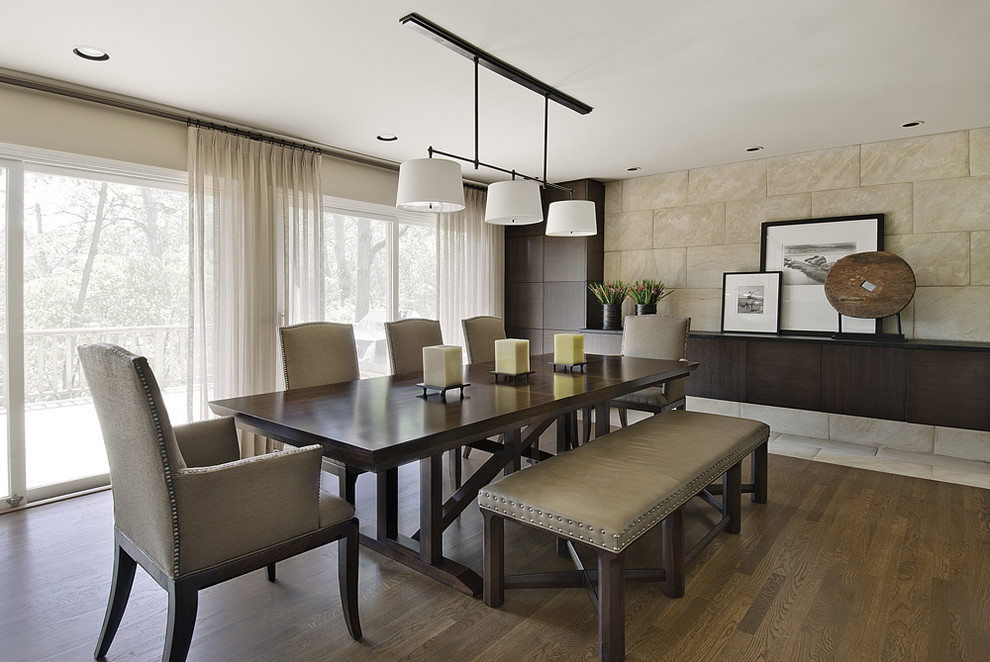 Foto di una sala da pranzo minimal di medie dimensioni con pareti beige, pavimento in legno massello medio e nessun camino
