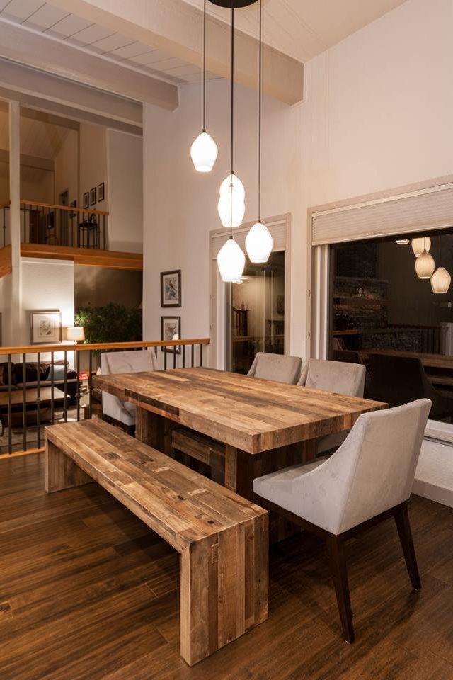 Immagine di una piccola sala da pranzo aperta verso la cucina minimal con pareti beige, pavimento in legno massello medio e nessun camino