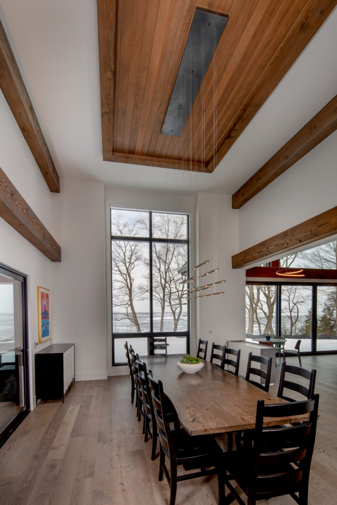 Offenes Modernes Esszimmer mit weißer Wandfarbe, braunem Holzboden, beigem Boden und Holzdecke in Toronto