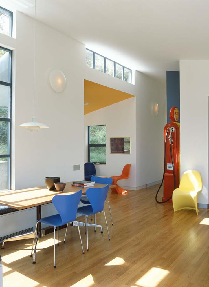 Immagine di una sala da pranzo aperta verso il soggiorno minimalista