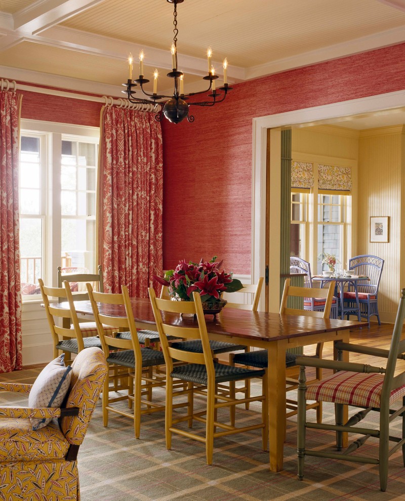 Пример оригинального дизайна: столовая в классическом стиле с красными стенами, паркетным полом среднего тона и коричневым полом