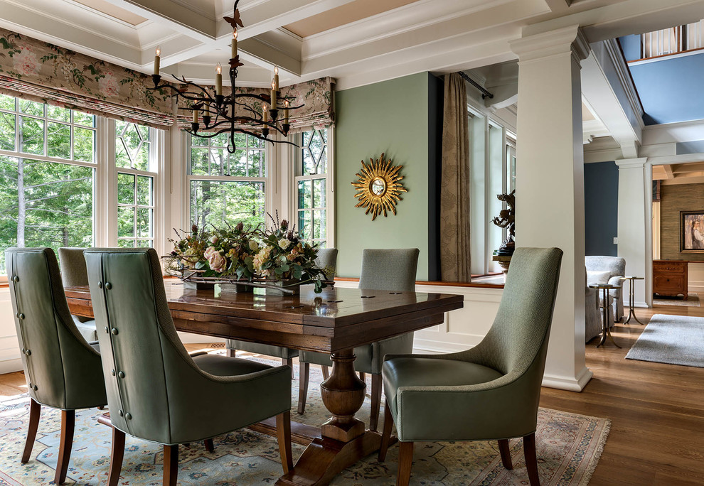 На фото: столовая в классическом стиле с зелеными стенами, паркетным полом среднего тона и коричневым полом с