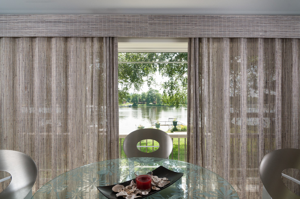 Свежая идея для дизайна: гостиная-столовая среднего размера в морском стиле с серыми стенами и темным паркетным полом без камина - отличное фото интерьера