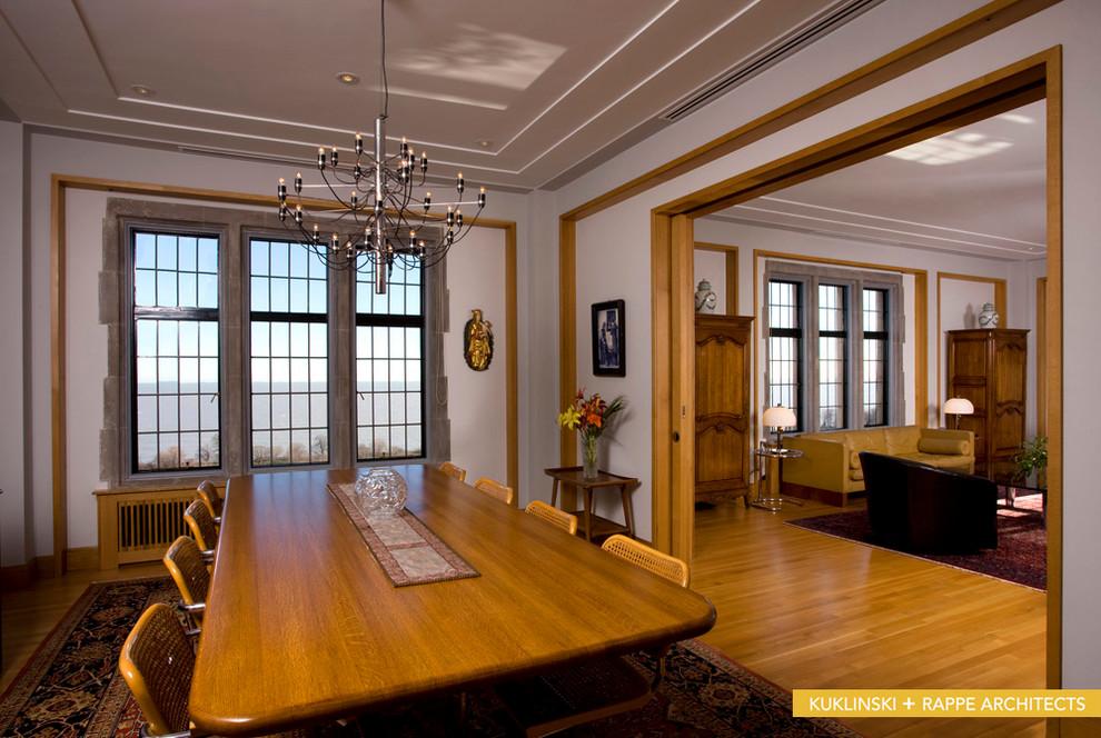 Aménagement d'une salle à manger contemporaine.