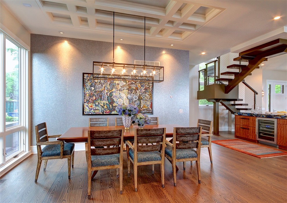 Diseño de comedor clásico renovado con paredes metalizadas y suelo de madera en tonos medios