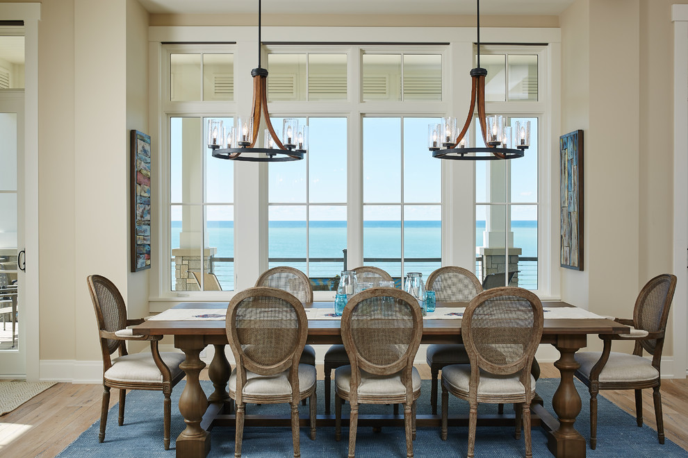 Foto di una sala da pranzo costiera con pareti beige, parquet chiaro e nessun camino
