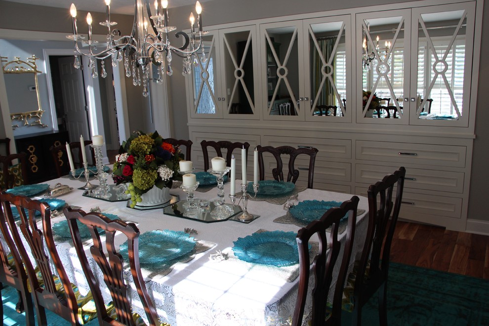 Cette photo montre une salle à manger éclectique de taille moyenne avec un mur bleu, un sol en bois brun, une cheminée standard et un manteau de cheminée en pierre.