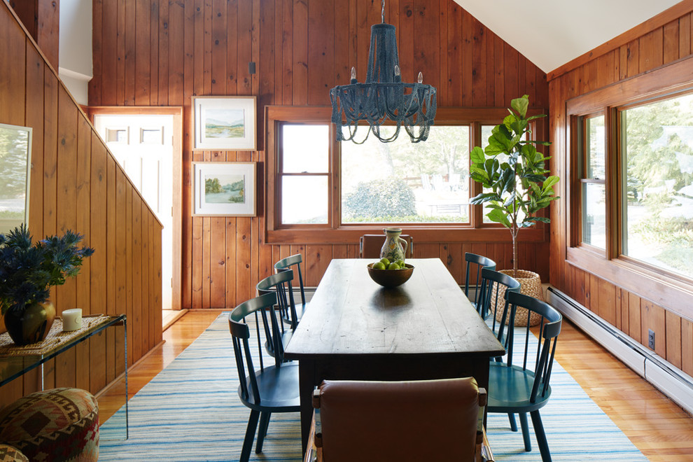 Idee per una sala da pranzo rustica con pavimento in legno massello medio