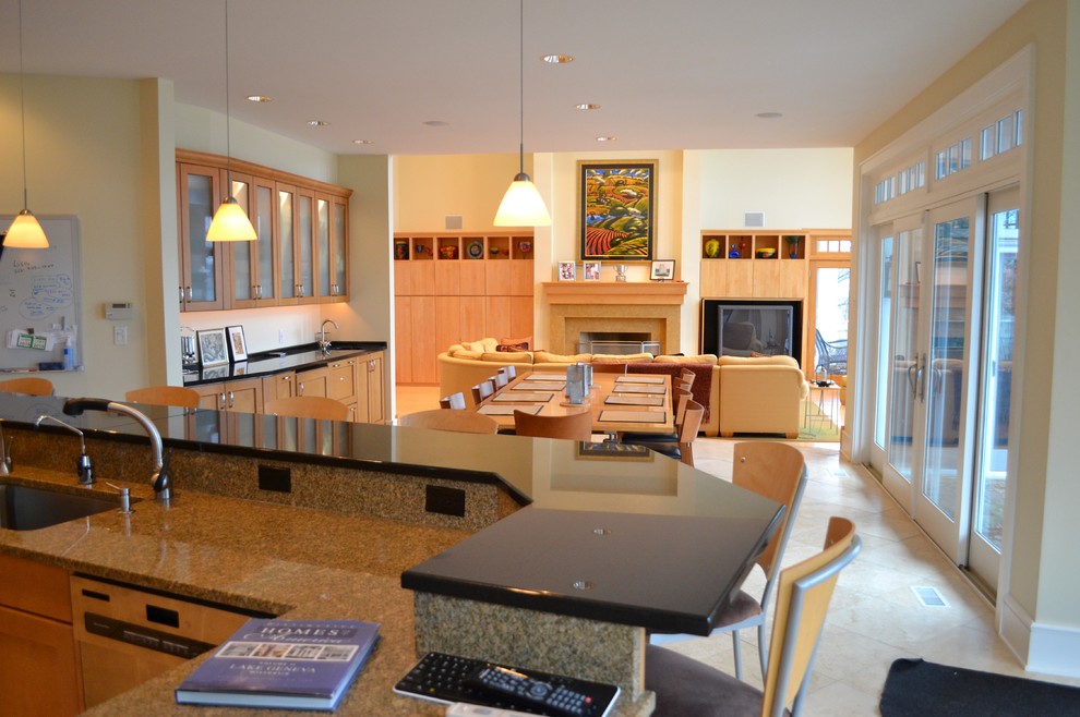 Cette photo montre une grande salle à manger ouverte sur la cuisine chic avec un mur beige, un sol en carrelage de céramique et aucune cheminée.