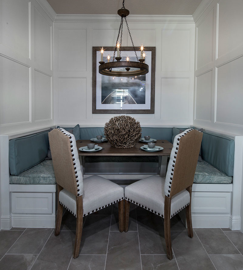 Immagine di una piccola sala da pranzo aperta verso la cucina stile americano con pareti beige, pavimento con piastrelle in ceramica e pavimento beige