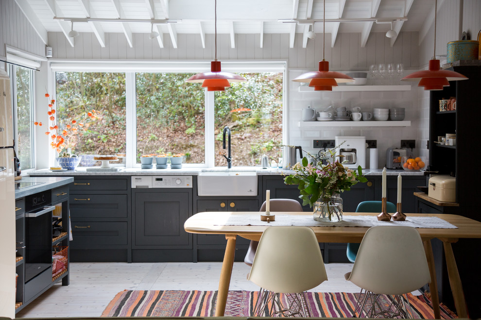 Cette image montre une salle à manger ouverte sur la cuisine rustique de taille moyenne avec un mur blanc.