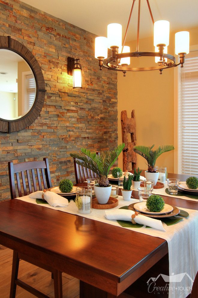 Idee per una sala da pranzo aperta verso la cucina stile marino di medie dimensioni con parquet chiaro
