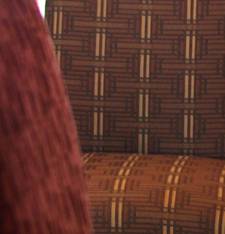 Offenes, Mittelgroßes Klassisches Esszimmer mit grauer Wandfarbe, braunem Holzboden, Kamin und Kaminumrandung aus Backstein in Atlanta